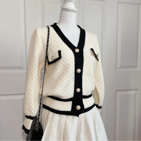 V-neck creme knit cardigan with contrast detailing - Picture 3 of 3